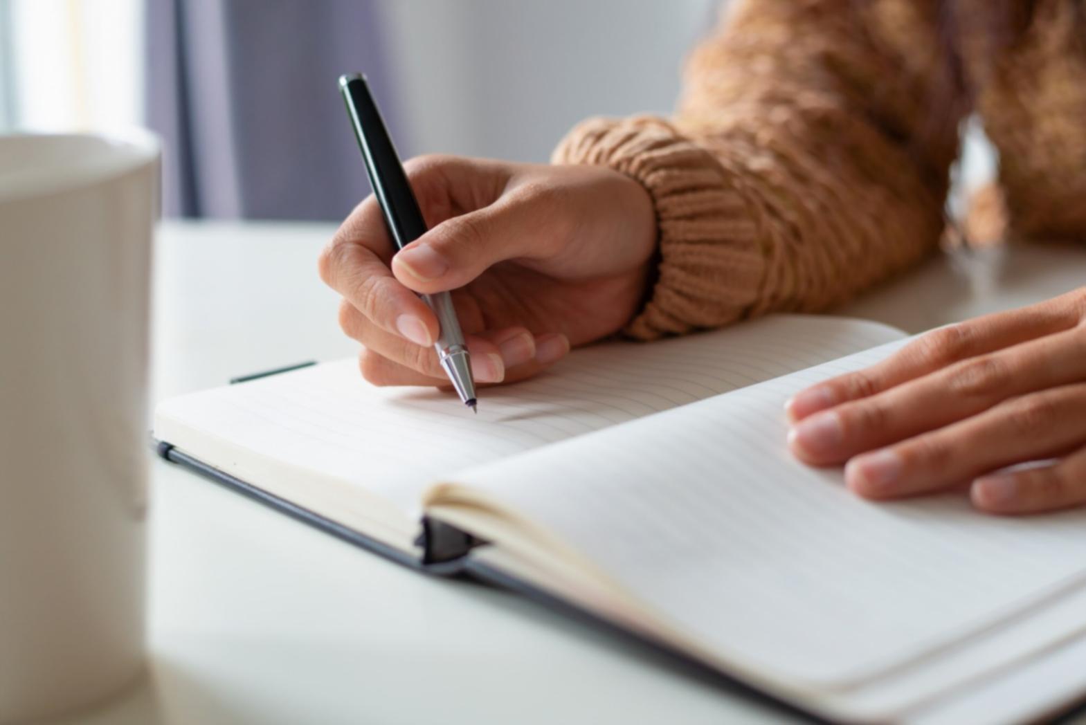 Ancien étudiant présentant son travail dans un environnement professionnel