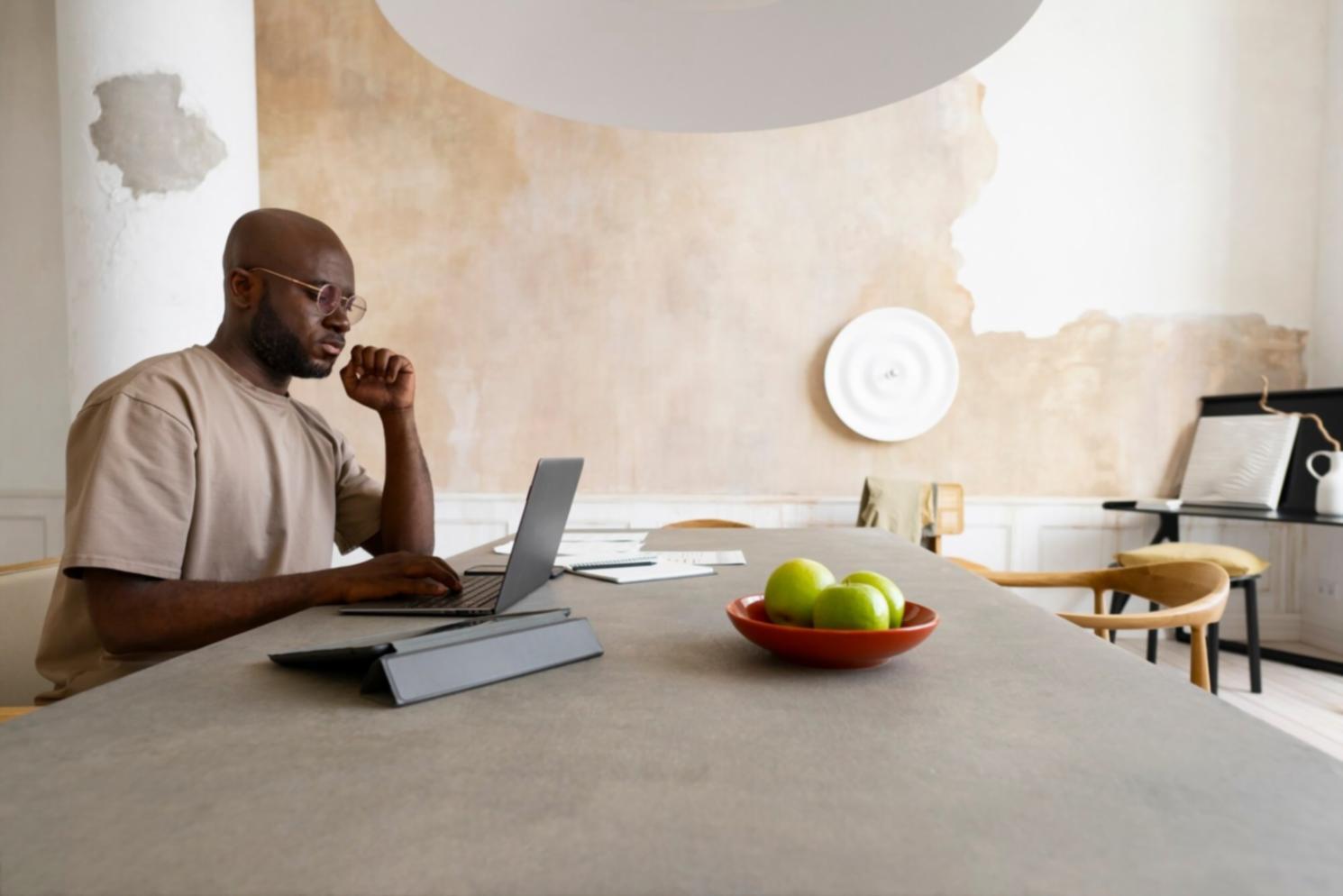Espace de formation moderne avec équipements collaboratifs