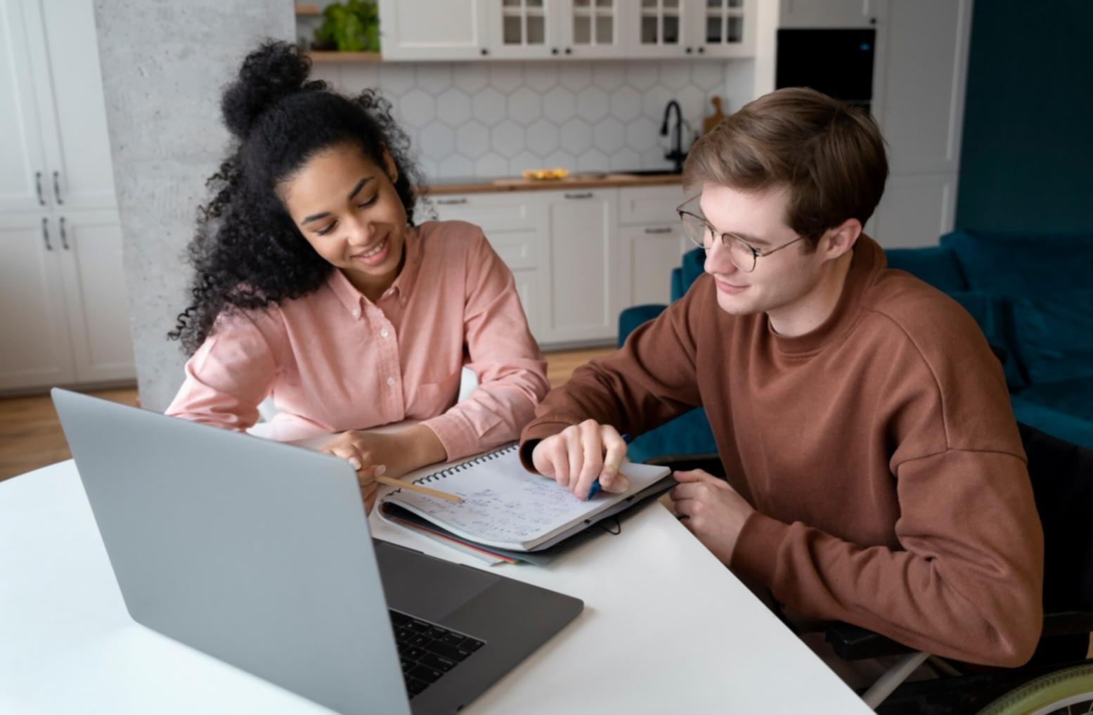Étudiants internationaux travaillant en groupe sur des projets financiers